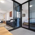 Perfectly Located 2 Bedroom Hope Island Gem...