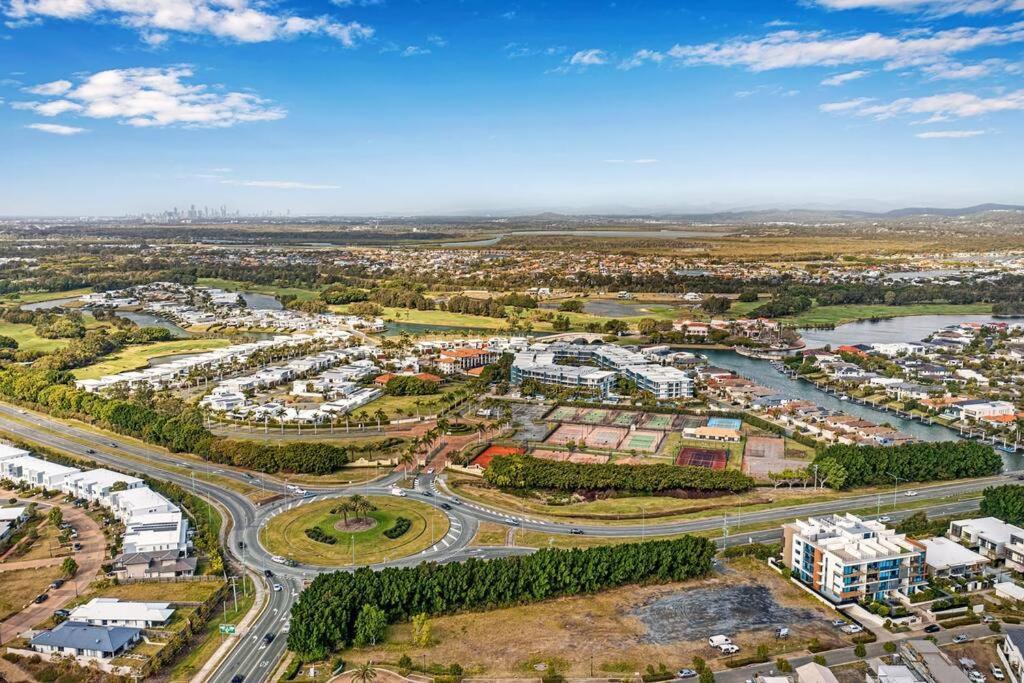 Perfectly Located 2 Bedroom Hope Island Gem... Apartment