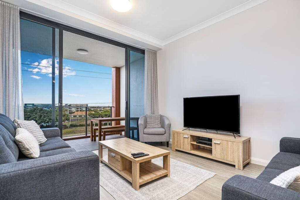 Perfectly Located 2 Bedroom Hope Island Gem... Apartment Gold Coast
