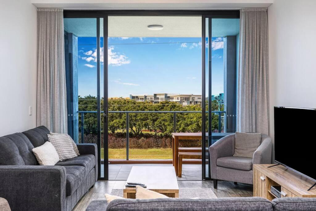 Perfectly Located 2 Bedroom Hope Island Gem... Apartment Gold Coast